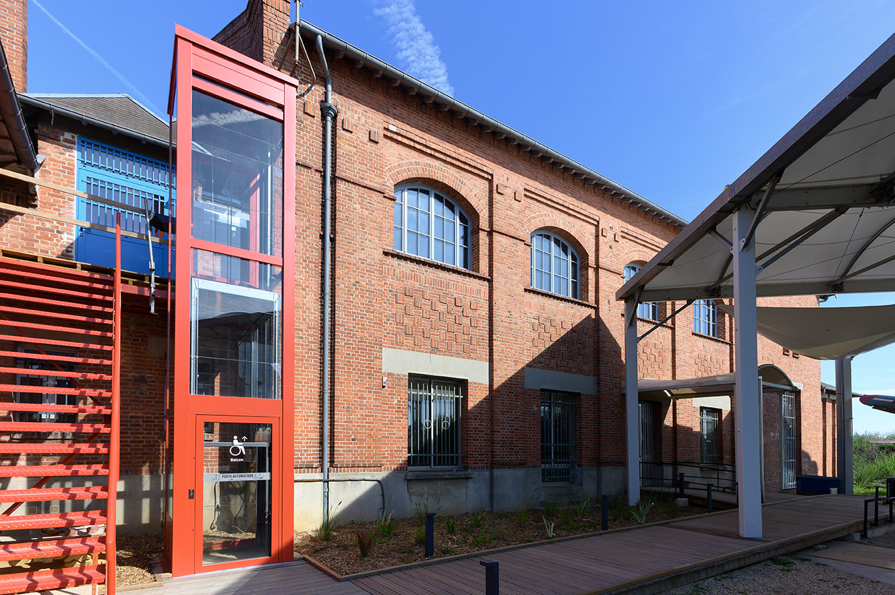 Bâtiment de briques rouges sur ciel bleu